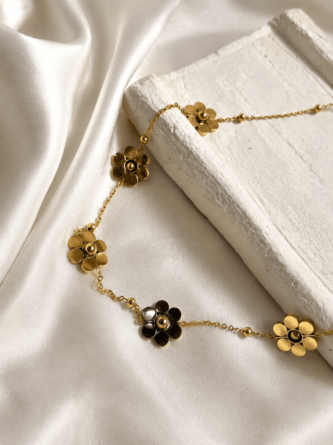 Golden Daisy Necklace - Zella