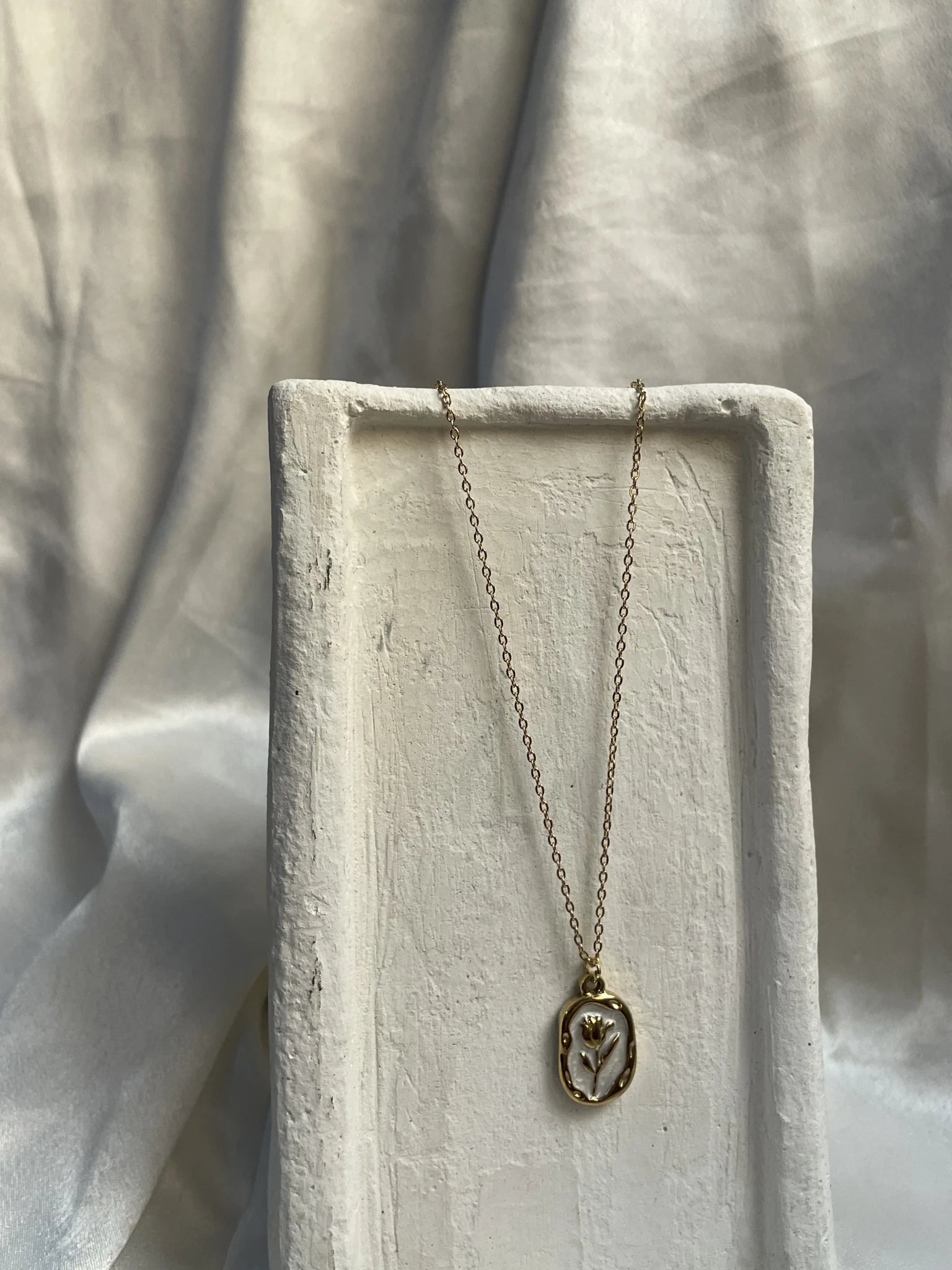 Fleur Oval Necklace - Zella